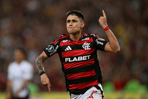 Flamengo faz o dever de casa, bate LDU e se aproxima das oitavas
