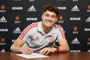 Daniel James assina por cinco anos com o Manchester United