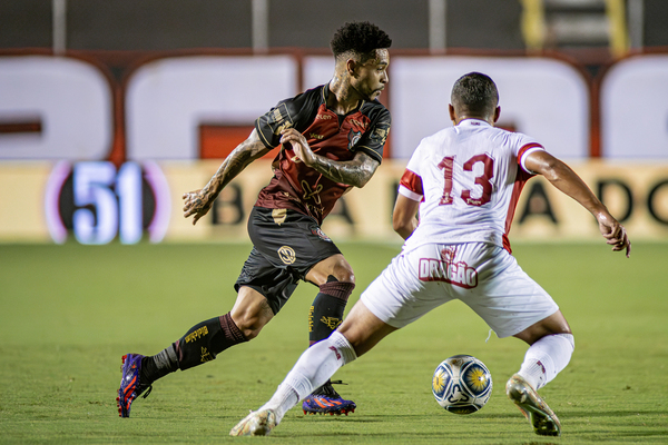 Vitria sofre contra time misto do Nutico e arranca empate no ltimo lance