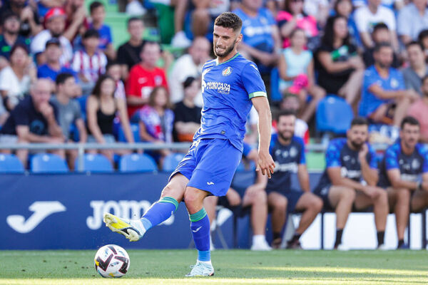 Quem  o zagueiro portugus que vira opo no Fla aps no de Bragantino por Ortiz?