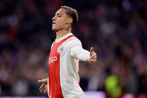 Antony marca, Ajax atropela rival PSV e segue sobrando na temporada