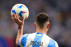 Messi abre Copa Amrica com recorde