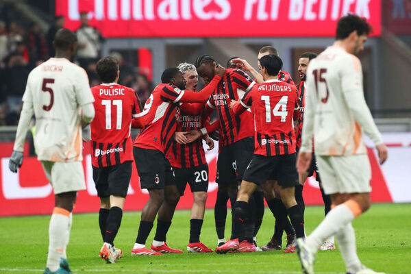 Com lei do ex e gol de estreante, Milan despacha Roma e vai s semis da Coppa Italia