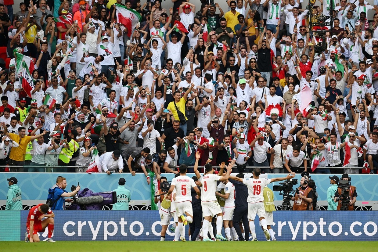 No apagar das luzes, Irã vence País de Gales e segue vivo na Copa