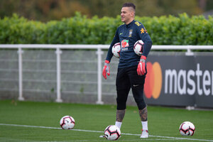 Tite corta Alisson e chama Ederson para a seleo