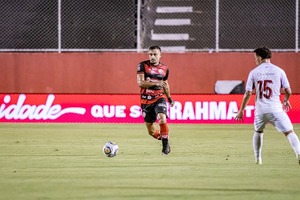 Cruel na bola parada, Nutico bate o Vitria de virada no Barrado