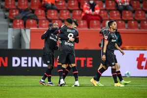 Diaby atropela defesa do Dortmund e Leverkusen vence para dormir na vice-liderana