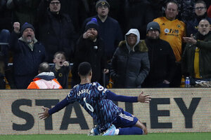 Com um a menos, Arsenal suporta presso e vence Wolves pela Premier League