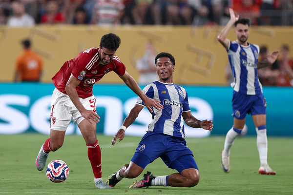 Porto e Al Ahly morrem abraados em jogo de oito gols