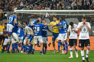 Cruzeiro  letal, vence o Corinthians novamente e garante o hexacampeonato