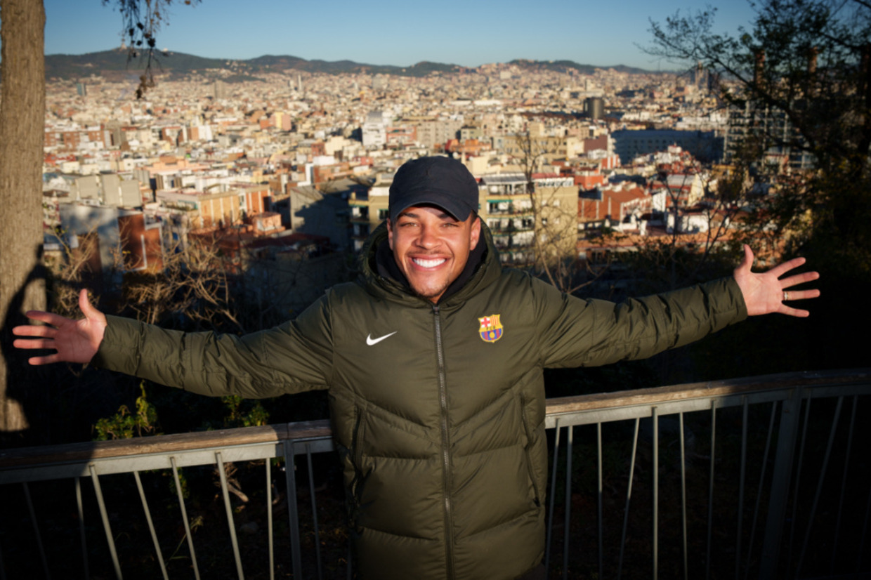 Tigre solto em Barcelona: Vitor Roque se apresenta na Espanha