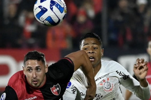 Corinthians segura o Newells Old Boys fora de casa e garante classificao
