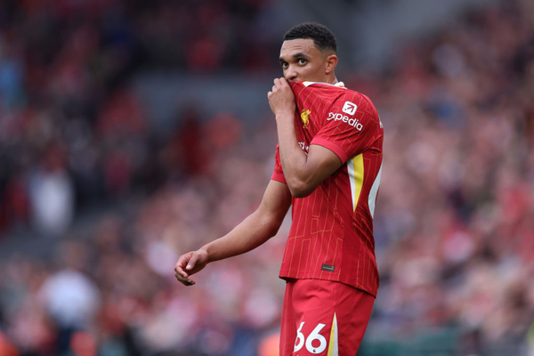 A caminho de Madri, Alexander-Arnold oficializa sada do Liverpool