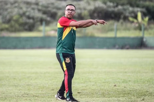 Apesar do rebaixamento, Sampaio Corra renova com Felipe Surian