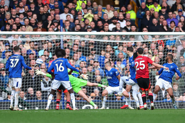 United reage, busca empate com Everton e evita crise ainda maior