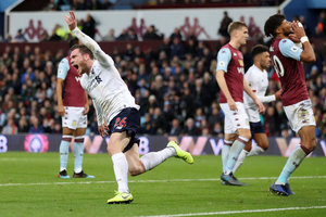 Liverpool vira sobre Villa no ltimo minuto e segue invicto no Ingls