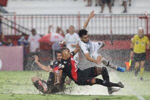 Em gramado encharcado, Atltico Goianiense e Santos empatam sem gols