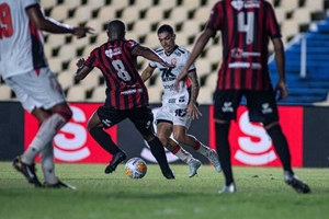 Vitria empata fora contra o Moto Club e se classifica na liderana