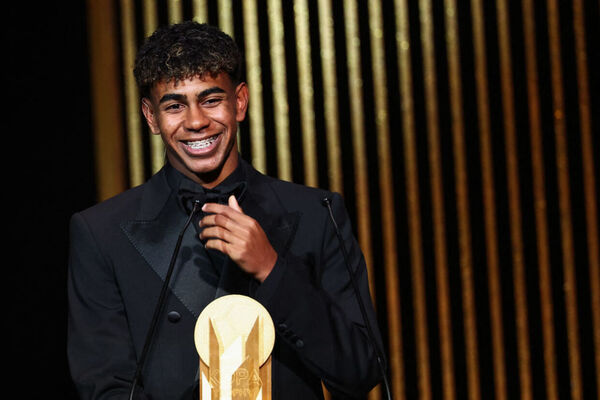 Lamine Yamal vence o trofu de melhor jovem da temporada