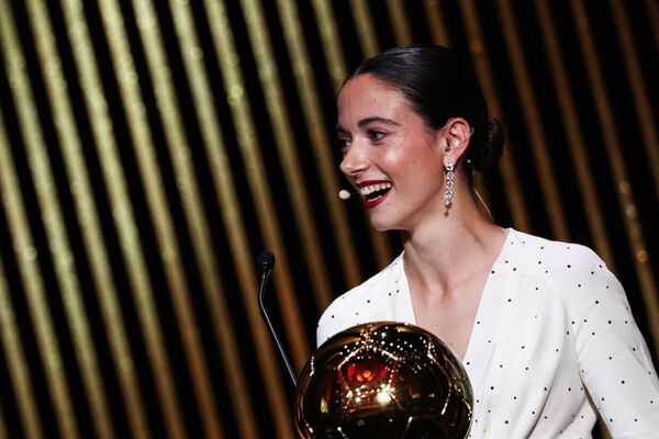 Aitana Bonmat  a melhor jogadora do mundo, com pdio do Barcelona