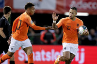 Holanda vira nos acrscimos sobre Irlanda do Norte e assume liderana do grupo