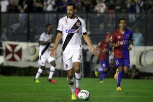 Nen marca cedo, mas Paran vence Vasco de virada
