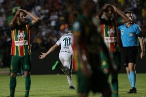 Em jogo truncado, Palmeiras conta com falha do goleiro do Sampaio para abrir vantagem
