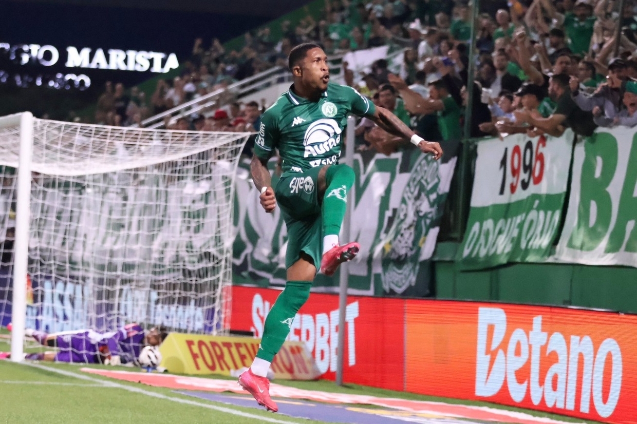 Chapecoense impe quarta derrota ao Athletic na Srie B