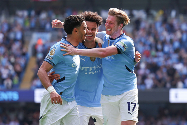 City leva susto, mas goleia o Crystal Palace e segue luta por vaga na Champions
