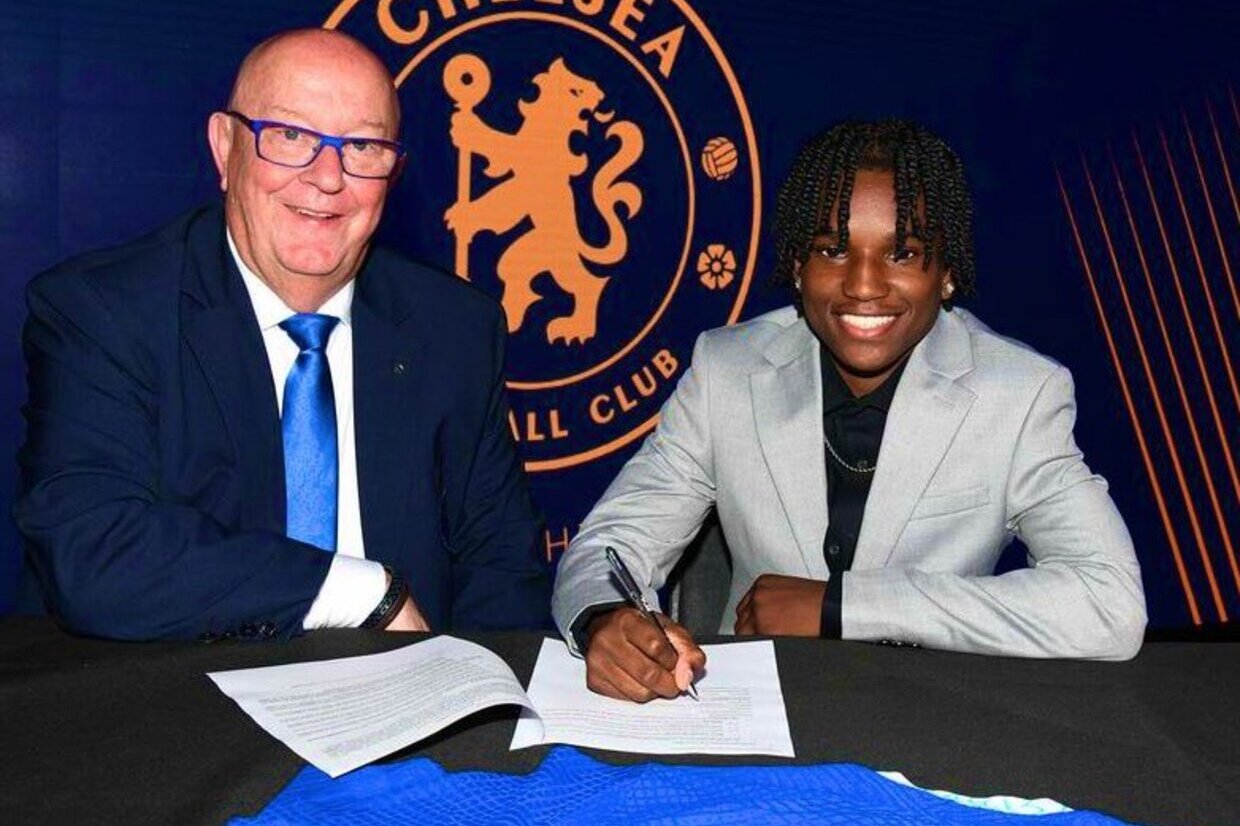 Joia portuguesa assina primeiro contrato profissional com o Chelsea