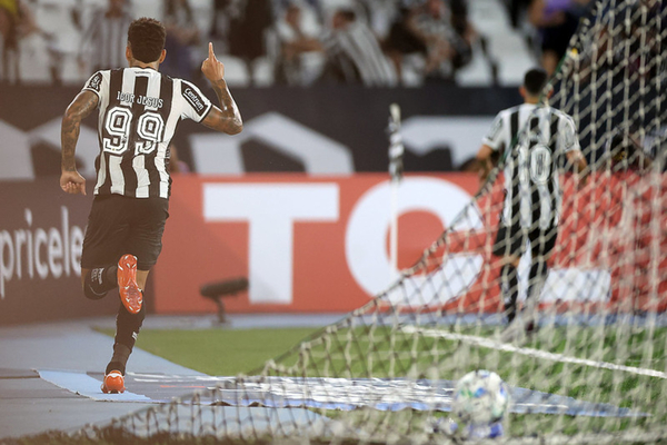 Botafogo supera expulso, bate La U e est nas oitavas da Libertadores