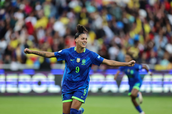 Marta e Amanda Gutierres so indicadas  Bola de Ouro