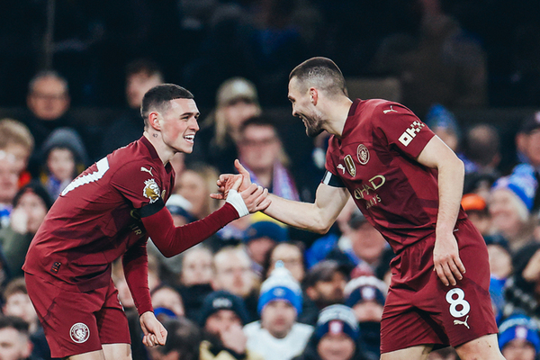 City goleia Ipswich e volta ao G4 da Premier League