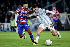 Racing vence no apagar das luzes, mas Fortaleza tambm avana