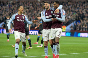 Aston Villa aproveita expulso, repete vitria sobre o Club Brugge e avana na Champions