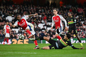 Arsenal poupa foras, fica no empate com o PSV e confirma classificao
