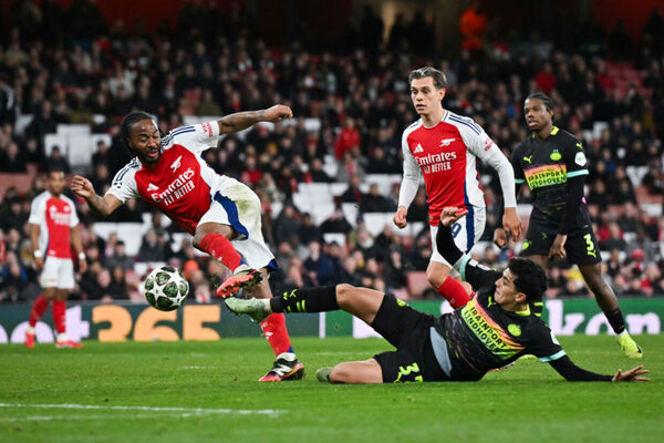 Arsenal poupa foras, fica no empate com o PSV e confirma classificao