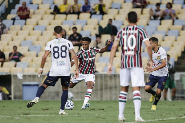 Fluminense sofre com goleiro, mas vence Aparecidense na Copa do Brasil