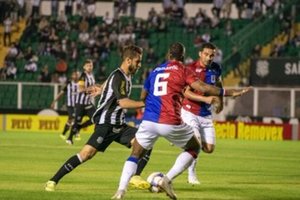 Fora de casa, Paran vence Figueirense e pode dormir na liderana da Srie B