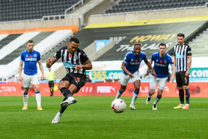 Com dois de Callum Wilson, Newcastle impe segunda derrota ao Everton 