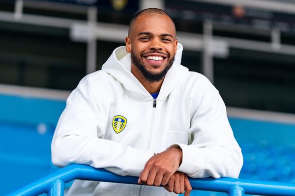 De volta  elite inglesa, Leeds United busca atacante na Bundesliga