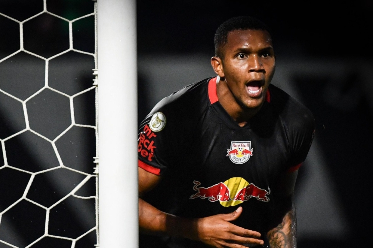 Bragantino devolve Douglas Mendes ao Salzburg