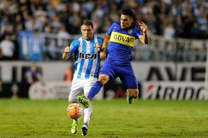 Lodeiro faz a diferena, Boca vence clssico e 'rouba' a liderana do Racing