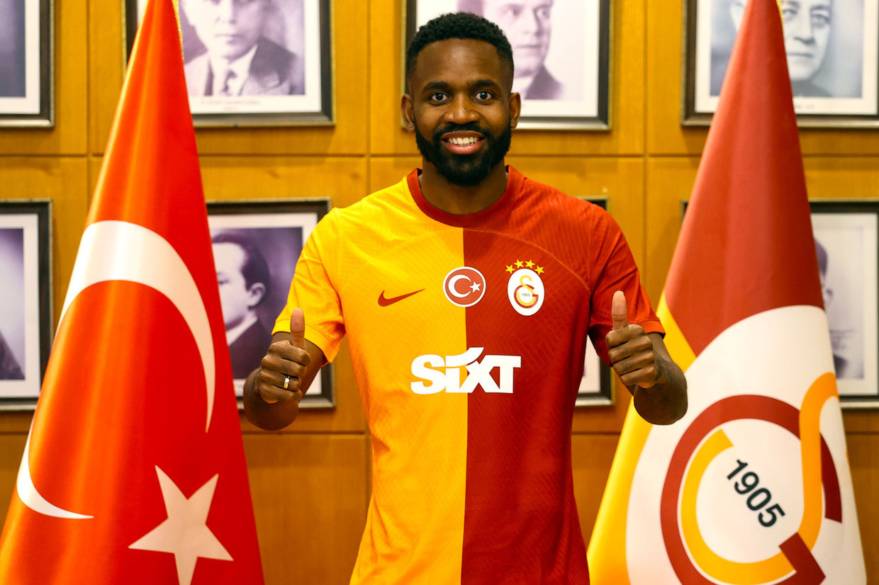 Após assinar pelo Al-Nasr, Bakambu muda de planos e ruma ao Galatasaray