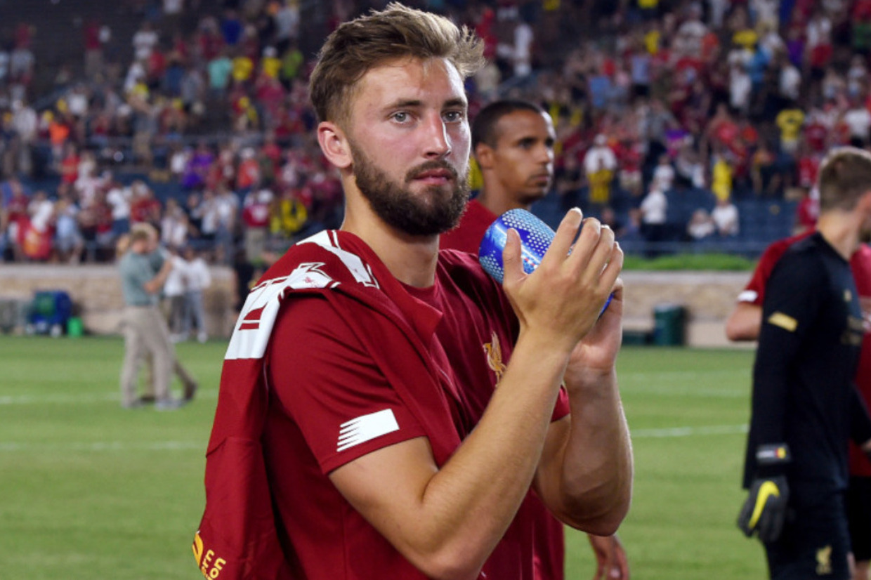 Sem espaço no Liverpool, zagueiro é emprestado ao Celtic