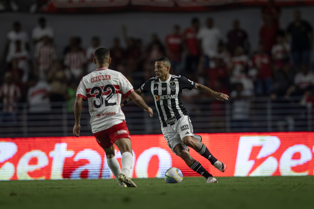 CRB abre 2 a 0 com seis minutos, Atlético empata e decisão fica para BH