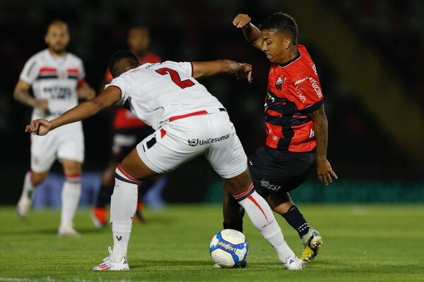 Ituano aproveita jogador a mais, vence Botafogo e mantm esperanas na Srie B