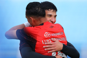Com o 'gol que o Pel no fez', Athletico supera Ava na Ressacada