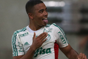 Mesmo poupando titulares, Palmeiras vence na Ressacada e entra no G4