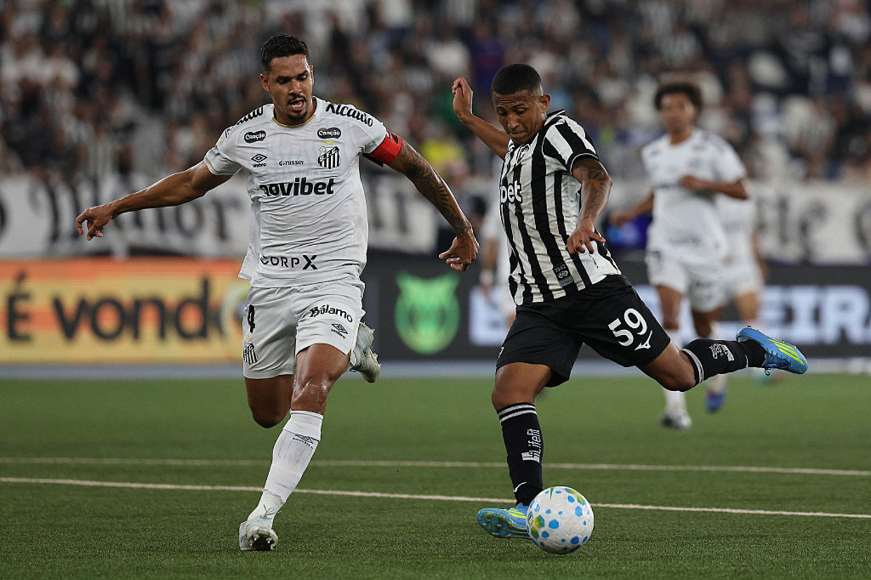 Confronto entre Botafogo e Santos encerra partida com intensa disputa no gramado Confronto entre Botafogo e Santos encerra partida com intensa disputa no gramado